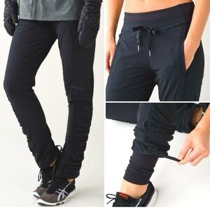 Lululemon Dogwalker pants
Size 4